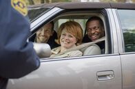 Silver Linings – Seine Mutter (Jacki Weaver, M.) und sein Freund (Chris Tucker, r.) wollen nur eines: Pat (Bradley Cooper, l.) soll sein Leben so schnell wie möglich wieder auf die Reihe bekommen. Aber das ist gar nicht so einfach ...