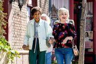 Young Sheldon – Doris (Marla Gibbs, l.); Connie "Meemaw" Tucker (Annie Potts, r.)
