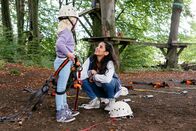 Generation Helikopter-Eltern? – Moderatorin Collien Ulmen-Fernandes im Gespräch mit einer Grundschülerin, die im Kletterwald gerade dabei ist, ihr Sicherheitsgeschirr anzulegen.