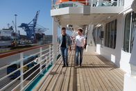 Verrückt nach Meer – Valparaiso in Chile. Der Sänger Pablo Grande ist mit seinem Pianisten und musikalischen Leiter Arno Koch an Bord angekommen. Sie laufen über das Deck.