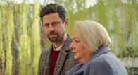 Rote Rosen – ARD ROTE ROSEN FOLGE 4399 Uhr im ERSTEN. Julius (l. Jan Stapelfeldt) hat seinen Aufsichtsratsposten niedergelegt und im Hotel gekündigt. Er möchte Abstand gewinnen und will irgendwo neu anfangen. Gisela (Martina Eitner-Acheampong) versucht für ihn da zu sein.