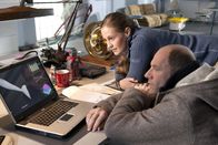 Als meine Frau mein Chef wurde ... – Martin Jens (Götz Schubert) und seine junge Kollegin Kai (Luisa Katharina Davids) arbeiten in der Entwicklungsabteilung einer großen Hamburger Werft.