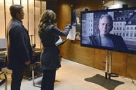 Castle – Beckett (Stana Katic, l.) und Castle (Nathan Fillion, M.) sind auf der Suche nach einem Mörder. Doch was hat Dr. Gustavo Bauer (John Getz, r.) damit zu tun?; Beckett (Stana Katic, l.) und Castle (Nathan Fillion, M.) sind auf der Suche nach einem Mörder. Doch was hat Dr. Gustavo Bauer (John Getz, r.) damit zu tun?