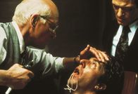 Der Marathon-Mann – Ein ganz spezielles Doktorspiel: Der frühere KZ-Arzt Szell (Sir Laurence Olivier, links) scheut vor keinem Mittel zurück, um Babe Levy (Dustin Hoffman, Mitte) zum Reden zu bringen.