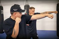 Mission: EAZ – Mission: EAZ Wenn ein Amateur gegen einen Weltmeister kickboxt Staffel 1 Folge 4 Rapper EAZ muss sich beim Kickboxen beweisen. Copyright: SRF; Screenshot