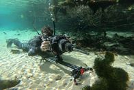 Unser grüner Planet – Um Wasserpflanzen zu filmen, nutzt Kameramann Joao Paulo Krajewski ein speziell angepasstes Objektiv mit entsprechendem Slider.