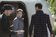 Scorpion – Als hätten Toby (Eddie Kaye Thomas, l.), Happy (Jadyn Wong, M.), Walter (Elyes Gabel, r.) und der Rest des Teams nicht schon genug damit zu tun, einen Weg von der einsamen Insel zu finden, müssen sie sich auch noch um den schwer verletzten Piloten kümmern, der ohne medizinische Hilfe schon bald sterben wird ...