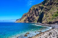 Wunderschön! – "Jardim do Mar - Dorf mit Promenade an der wunderschönen Küste der Insel Madeira, Calheta, Portugal.