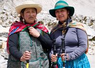 Magische Anden – Ana-Lia Gonzales und ihre Mutter Dora wollen den Huayna Potosí (6088m) besteigen. Die beiden Frauen aus dem Volk der Aymará tragen auch beim Klettern ihren Rock - die "pollera".