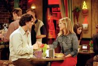 Friends – Rachel (Jennifer Aniston, r.) schweigt sich darüber aus, wer der Vater ihres Kindes ist. Zunächst konzentriert sich der Verdacht auf Tag (Eddie Cahill, l.) ...