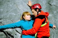 Der Bergdoktor – Peter Jochner (Gabriel Raab, r.) sichert Simone Reitling (Daniela Preuß, l.), die offenbar ihr Gedächtnis verloren hat.