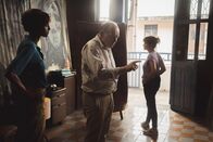 Deadly Tropics – (v.l.n.r) Mélissa Sainte-Rose (Sonia Rolland); Kommissar Alain Etcheverry (Stéphan Wojtowicz); Gaëlle Crivelli (Béatrice de la Boulaye)