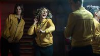 Alex Rider – Nachdem Alex Rider (Otto Farrant, 2.v.r.) Musik in der Küche aufdreht, beginnen James (Earl Cave, l.) und Laura (Katrin Vankova, M.) ausgelassen zu tanzen. Dass dies in der Eliteschule strengstens verboten ist, interessiert die drei nicht. Kyra (Marli Siu, r.) ist die einzige, die darüber besorgt ist.