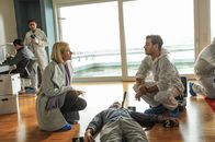 SOKO Stuttgart – Die Todesursache ist klar: ein letaler Stich ins Herz. Benedikt Förster (Florian Wünsche, r.) erklärt Martina Seiffert (Astrid M. Fünderich, 3.v.l.) am Opfer Hagen Busch (Komparse, liegend), wie es dazu gekommen sein könnte, während Rico Sander (Benjamin Strecker, l.) und Jan Arnaud (Mike Zaka Sommerfeldt, 2.v.l.) ihrer Arbeit nachgehen und Beweise sichern.