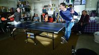 Life in Pieces – Life in Pieces Staffel 1 Folge 10 Grosse Ping-Pong-Revanche: Colin Hanks (vorne) als Greg, James Brolin als John, Zoe Lister-Jones als Jen, Dianne Wiest als Joan, Thomas Sadoski (vorne) als Matt, Betsy Brandt (sitzend im Hintergrund) als Heather, Dan Bakkedahl als Tim