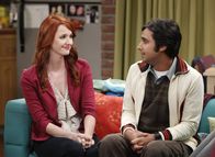 The Big Bang Theory – Raj (Kunal Nayyar, r.) will Emily (Laura Spencer, l.) endlich seinen Freunden vorstellen, doch bei der ersten Begegnung zwischen ihr und Penny herrscht eisige Distanz ...