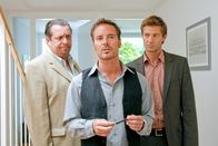 Die Rosenheim-Cops – Prantl (Andreas Giebel, l.) und Hansen (Igor Jeftic, r.) spüren, dass Peter Jordan (John Friedmann, m.) nicht die Wahrheit sagt.