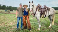 Auf und davon – Auf und davon Staffel 17 Folge 6 Marc und Mirjam Dunkel mit ihrem Pferd in Colorado. 2026 Copyright: SRF