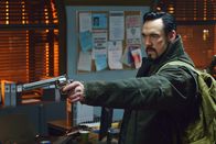 The Strain – Als Fet (Kevin Durand) einen Fehler von Eph und Dutch ausbügeln will, muss er erkennen, dass es für einen der beiden möglicherweise schon zu spät ist ...