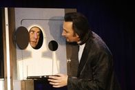 Monk – Für seinen neuesten Auftrag begibt sich Monk (Tony Shalhoub, li.) auf die Bühne des Zauberers Torini (Steve Valentine), dem Monk einen Mord nachweisen will.