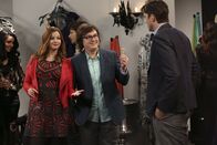 Two and a Half Men – Jenny (Amber Tamblyn, 2.v.l.) und Barry (Clark Duke, 2.v.r.) reden Walden (Ashton Kutcher, r.) gut zu, damit er es mit Kate ruhig und entspannt angehen lässt ...