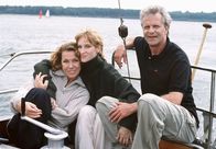 Die Eltern der Braut – SR Fernsehen DIE ELTERN DER BRAUT Uhr. Charlotte Hansen (Gaby Dohm, li.) mit Ex-Mann Viktor (Peter Sattmann) und Tochter Sandra (Chiara Schoras) auf einem Segeltörn.