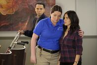 Superstore – Dina (Lauren Ash, l.); Amy (America Ferrera, r.)