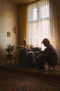 neoriginal: Späti – Herr Elster (Gunnar Helm, l.) erzählt Fred (Wilson Gonzalez, r.) von seiner Vergangenheit.