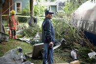 Mayday - Alarm im Cockpit – NTSB-Ermittler Al Diehl (gespielt von Thomas Mitchell) untersucht das Wrack einer McDonnel Douglas DC-8, die im Dezember 1978 in ein Wohnviertel in Portland Oregon gestürzt ist. 10 Menschen kamen ums Leben, viele andere wurden schwer verletzt, nachdem alle vier Triebwerke des Flugzeugs in der Nähe der Landebahn ausgebrannt waren. Die Ermittler vermuten, dass dem Flugzeug der Treibstoff ausgegangen ist, können aber nicht verstehen, wie eine erfahrene Besatzung dies zulassen konnte.