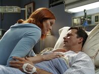Desperate Housewives – Als Rex (Steven Culp, r.) während seines Besuchs bei Maisy einen Herzinfarkt erleidet und im Krankenhaus landet, erfährt Bree (Marcia Cross, l.) von Maisy und stellt sie zur Rede ...