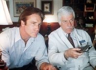 Diagnose: Mord – Steve (Barry Van Dyke, l.) und Mark (Dick Van Dyke, r.) kontrollieren das Videoband der Geiselnahme.