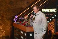 Till Reiners' Happy Hour – Stand-Up-Comedy zur besten Sendezeit: Till Reiners begrüßt seine Gäste.