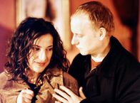 Tatort – Kain (Bernd Michael Lade) fühlt sich sehr zu Tina (Clelia Sarto) hingezogen.