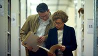 Die Frau in Gold – Maria Altmann (Helen Mirren) erhält von dem Anwalt Randy Schoenberg (Ryan Reynolds) Unterstützung in einem juristischen Machtkampf um ein wertvolles Familienerbe.
