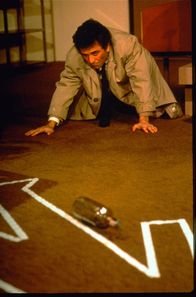 Columbo – Columbo (Peter Falk) bei der Rekonstruktion eines Mordfalls.