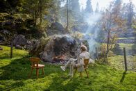 Ambros – Wolfgang Ambros vor einem Feuer auf einer Alm nahe Waidring in Tirol.