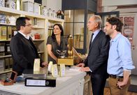 Rote Rosen – ARD ROTE ROSEN FOLGE 1310 Uhr im ERSTEN. Susann (Elisabeth Lanz, 2.v.l.), Roman (Johannes Terne, 2.v.r.) und Clemens (Falk-Willy Wild, r.) sind geschockt, als der Ordnungsamt-Beamte Hallmann (Olaf Rademacher, l.) das Teekontor schließt.