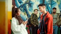 Almania – Leyla (Samirah Breuer) und Osman (Mido Kotaini) kommen sich näher und verabreden sich zu einem Date.