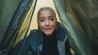 Nice Price – Irgendwo im Nirgendwo: Mit vollem Körpereinsatz testet Pia Osterhaus „Die Tricks der Outdoor-Industrie“ am eigenen Leib.