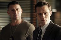 Castle – Nachdem Beckett entführt wurde, müssen Javier Esposito (Jon Huertas, l.) und Kevin Ryan (Seamus Dever, r.) alles tun, um ihre Kollegin lebend zu finden ...