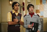The Big Bang Theory – Erstmals essen Leonard und Sheldon sowie Rajesh (Kunal Nayyar, l.) und Howard (Simon Helberg, r.) in dem Restaurant, in dem Penny als Kellnerin arbeitet. Sheldon ist allerdings nicht in der Lage zu bestellen, da er lieber Hamburger in einem anderen Laden isst ...