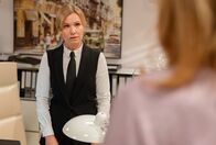 Sturm der Liebe – Katja (Isabell Stern, l.) ist sehr bemüht, Alexandras (Daniela Kiefer, r.) Verdacht im Hinblick auf Vincent zu zerstreuen.