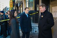 Elementary – Geben alles, um den Mörder von drei Gangmitglieder in Chinatown zu fassen: Sherlock Holmes (Jonny Lee Miller, M.), Joan Watson (Lucy Liu, l.) und Captain Tommy Gregson (Aidan Quinn, r.) ...