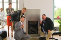 Die Rosenheim-Cops – Am Tatort finden Dr. Sabine Eckstein (Petra Einhoff, l.), Polizist Michi Mohr (Max Müller, 2.v.l.), Kommissar Hansen (Igor Jeftic, 2.v.r.) und Kommissar Hofer (Joseph Hannesschläger, r.) ein verkohltes Schriftstück im Kamin. Wollte der Täter Beweise verschwinden lassen?