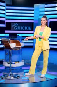Quickie - Das schnelle Quiz – Moderatorin Sarah von Neuburg moderiert ‚ÄûQuickie‚Äú das schnelle Samstags-Quiz im MDR. ¬