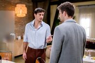 Sturm der Liebe – Massimo (Jaime Ferkic l.) macht Adam (Philip Birnstiel r.) reserviert klar, dass sie trotz allem keine Freunde werden.