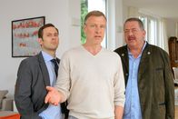 Die Rosenheim-Cops – Als Philipp von Preitz (Christoph Grunert, M.) gegenüber Hofer (Joseph Hannesschläger, r.) und König (Mark-Alexander Solf, l.) kein Alibi vorweisen kann, wird es eng für den Manager.