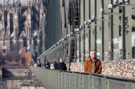 Der wunderbare Udo Kier – Udo Kier auf der Kölner Hohenzollernbrücke: Der deutsche Schauspieler und Synchronsprecher wurde 1944 in Köln-Mülheim geboren.