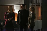 Castle – Alexis (Molly C. Quinn, r.) und ihr Vater (Nathan Fillion, M.) treffen sich in der Todeszelle mit Maggie (Joelle Carter, l.), deren Verlobter in drei Tagen hingerichtet werden soll ...