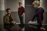 SOKO München – Resi Schwaiger (Mersiha Husagic, r.) und Dominik Morgenstern (Joscha Kiefer, M.) befragen Jim Alberts (Eugen Bauder, l.).